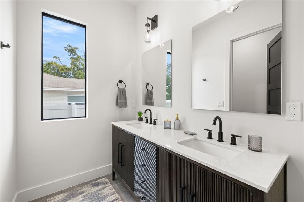 Под контрактом: $1,100,000 (4 спален, 3 ванн, 3098 Квадратных фут)