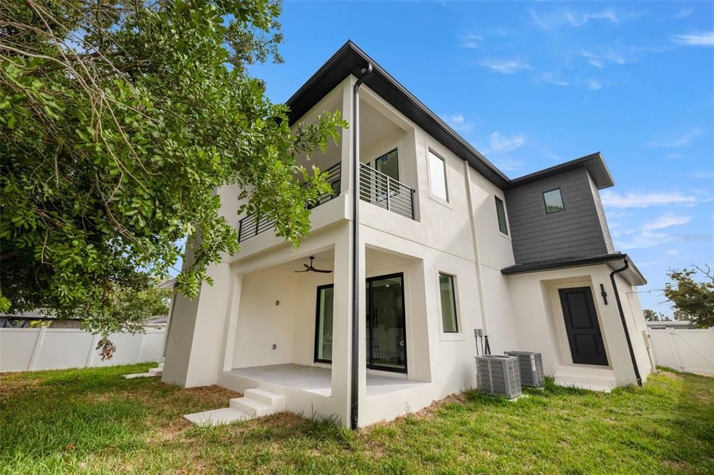 Под контрактом: $1,100,000 (4 спален, 3 ванн, 3098 Квадратных фут)