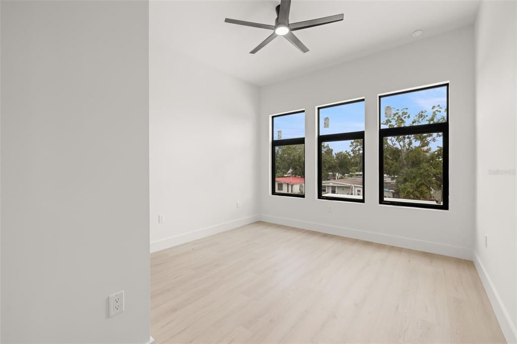 Под контрактом: $1,100,000 (4 спален, 3 ванн, 3098 Квадратных фут)