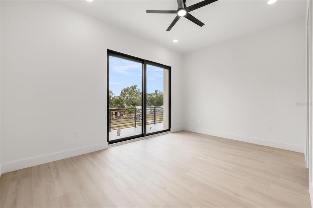 Под контрактом: $1,100,000 (4 спален, 3 ванн, 3098 Квадратных фут)