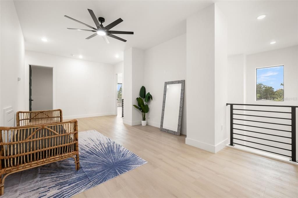 Под контрактом: $1,100,000 (4 спален, 3 ванн, 3098 Квадратных фут)