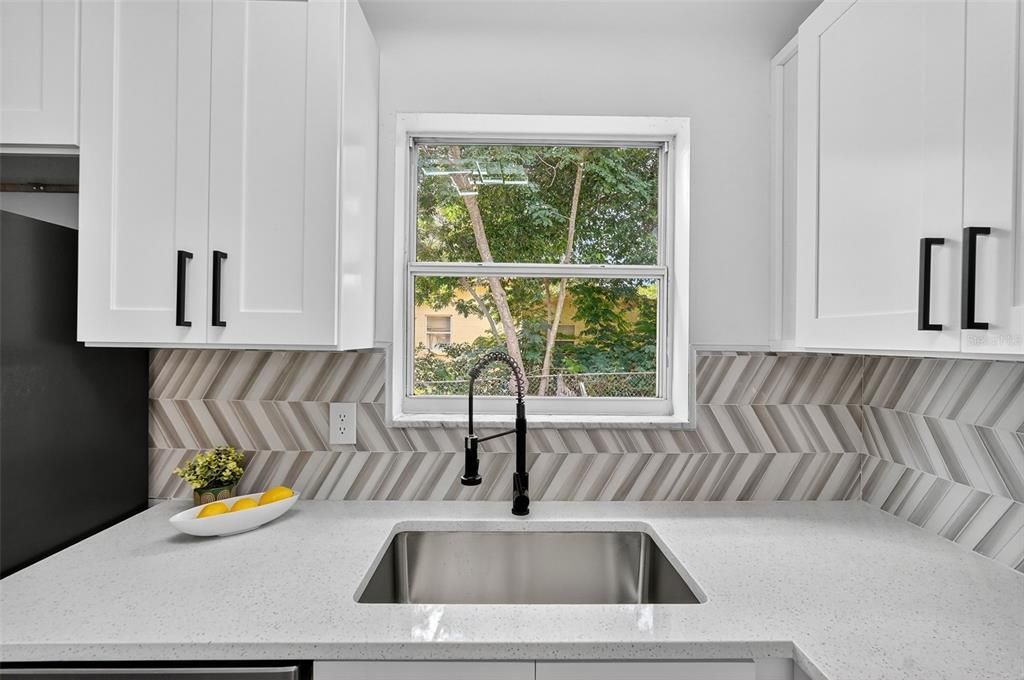 Под контрактом: $205,000 (2 спален, 1 ванн, 874 Квадратных фут)