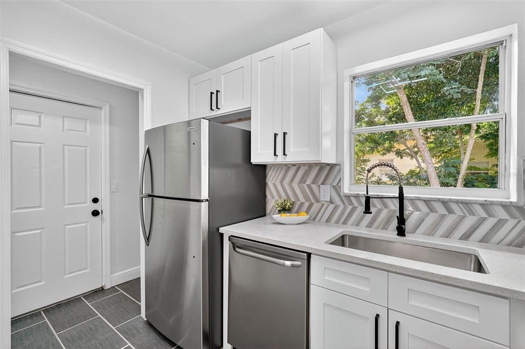 Под контрактом: $205,000 (2 спален, 1 ванн, 874 Квадратных фут)