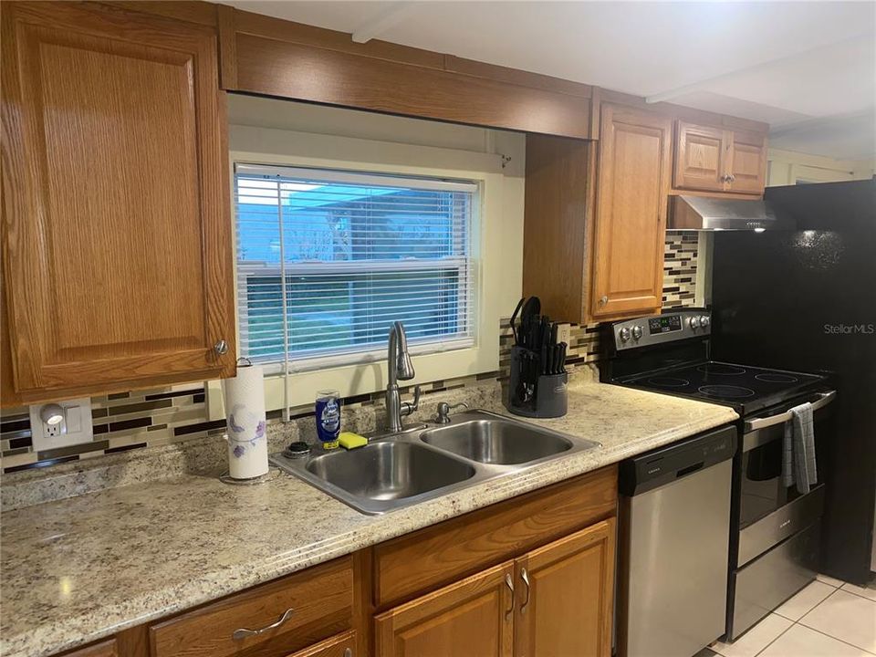 На продажу: $175,000 (2 спален, 1 ванн, 834 Квадратных фут)