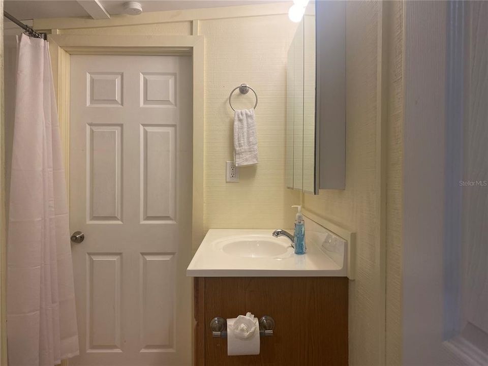 На продажу: $175,000 (2 спален, 1 ванн, 834 Квадратных фут)