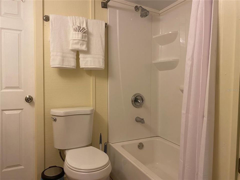 На продажу: $175,000 (2 спален, 1 ванн, 834 Квадратных фут)