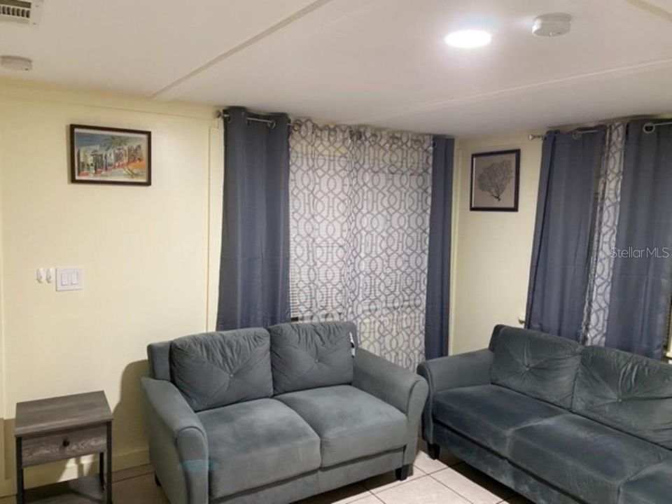 На продажу: $175,000 (2 спален, 1 ванн, 834 Квадратных фут)