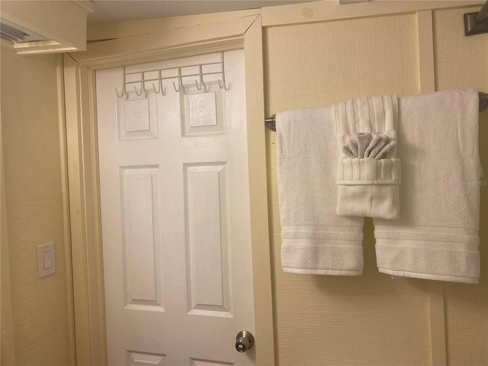 На продажу: $175,000 (2 спален, 1 ванн, 834 Квадратных фут)