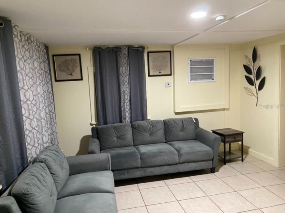 На продажу: $175,000 (2 спален, 1 ванн, 834 Квадратных фут)