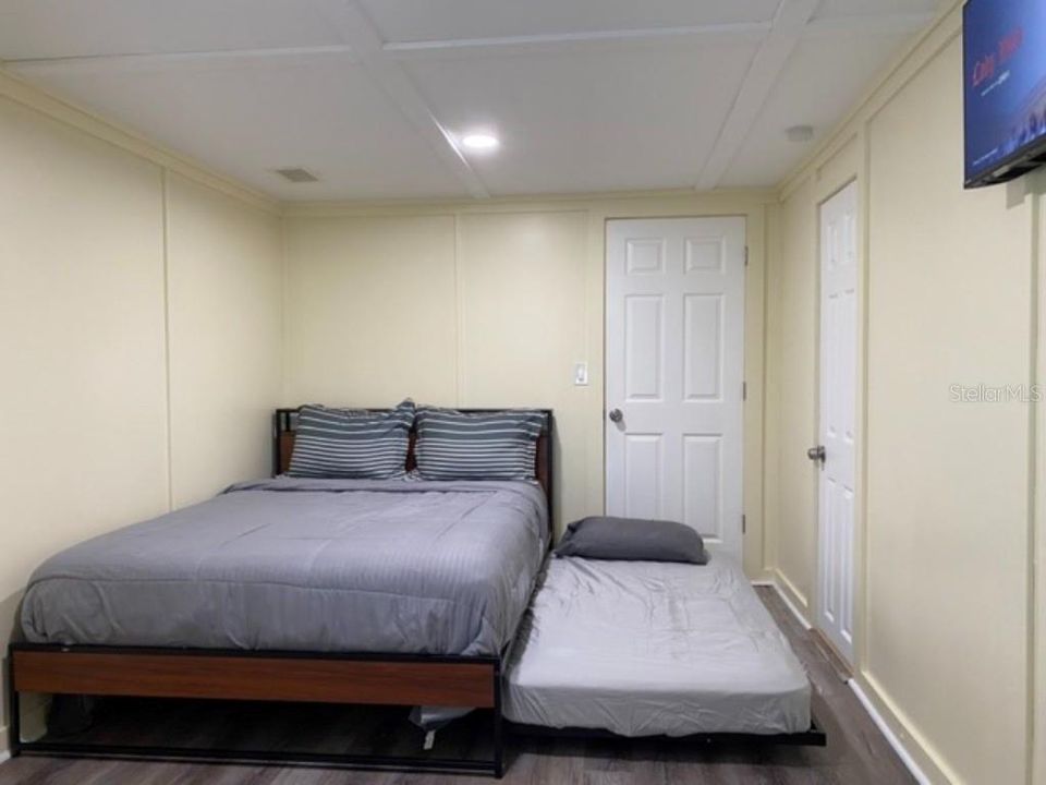 На продажу: $175,000 (2 спален, 1 ванн, 834 Квадратных фут)