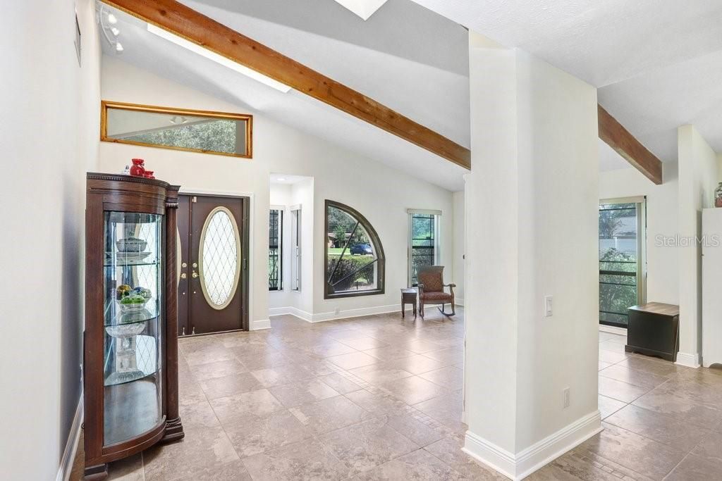 合同活跃: $600,000 (3 贝兹, 2 浴室, 2322 平方英尺)