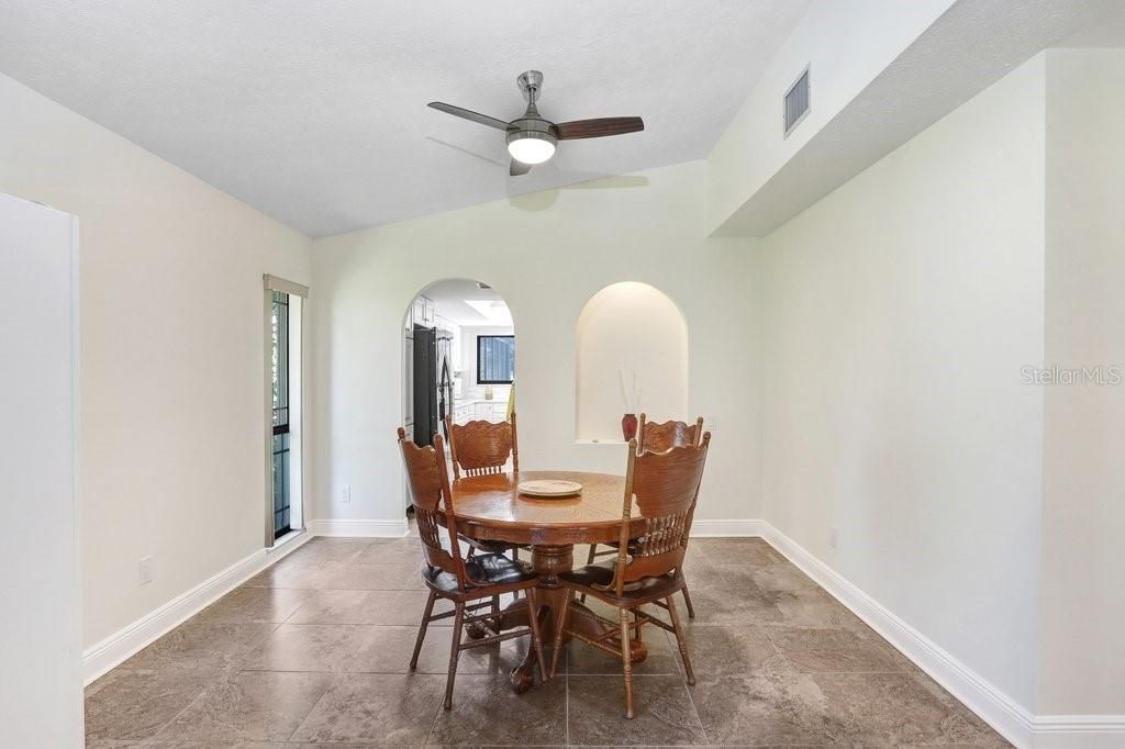 合同活跃: $600,000 (3 贝兹, 2 浴室, 2322 平方英尺)