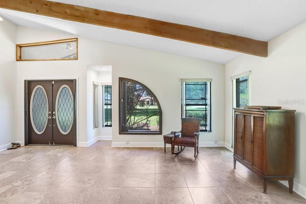 合同活跃: $600,000 (3 贝兹, 2 浴室, 2322 平方英尺)