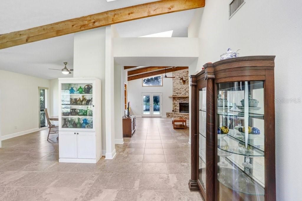 合同活跃: $600,000 (3 贝兹, 2 浴室, 2322 平方英尺)