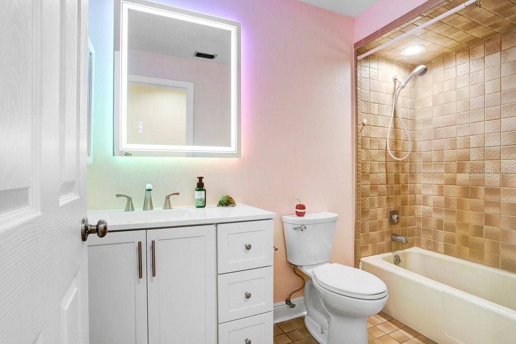 合同活跃: $600,000 (3 贝兹, 2 浴室, 2322 平方英尺)