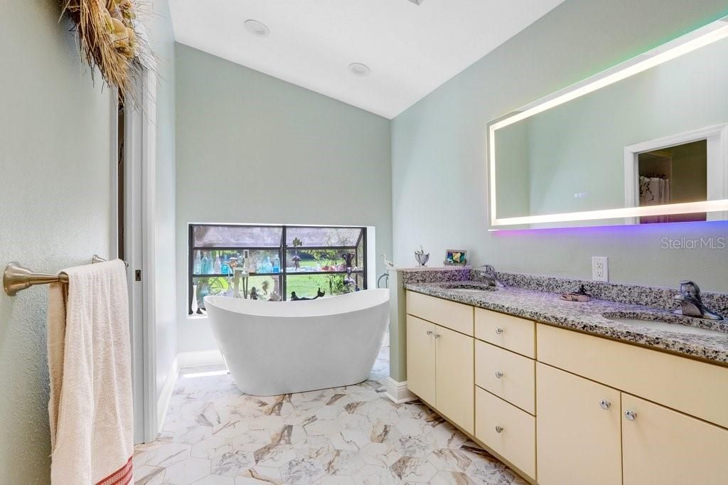 合同活跃: $600,000 (3 贝兹, 2 浴室, 2322 平方英尺)