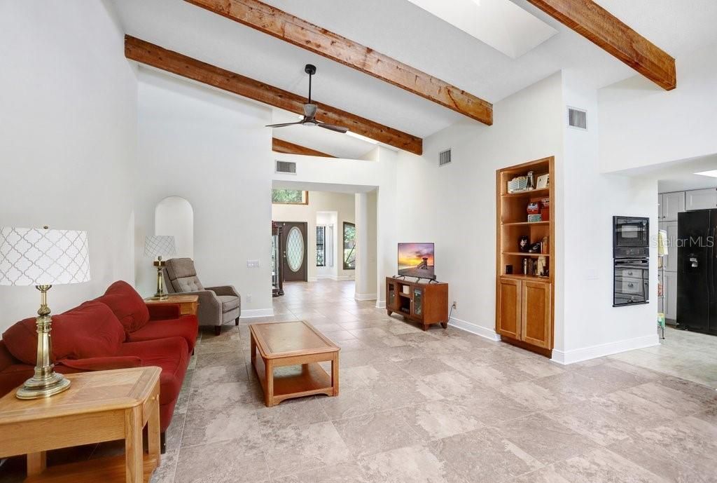 合同活跃: $600,000 (3 贝兹, 2 浴室, 2322 平方英尺)