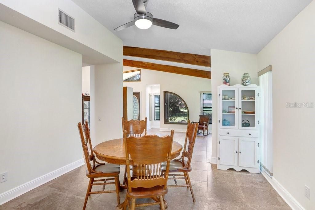 合同活跃: $600,000 (3 贝兹, 2 浴室, 2322 平方英尺)