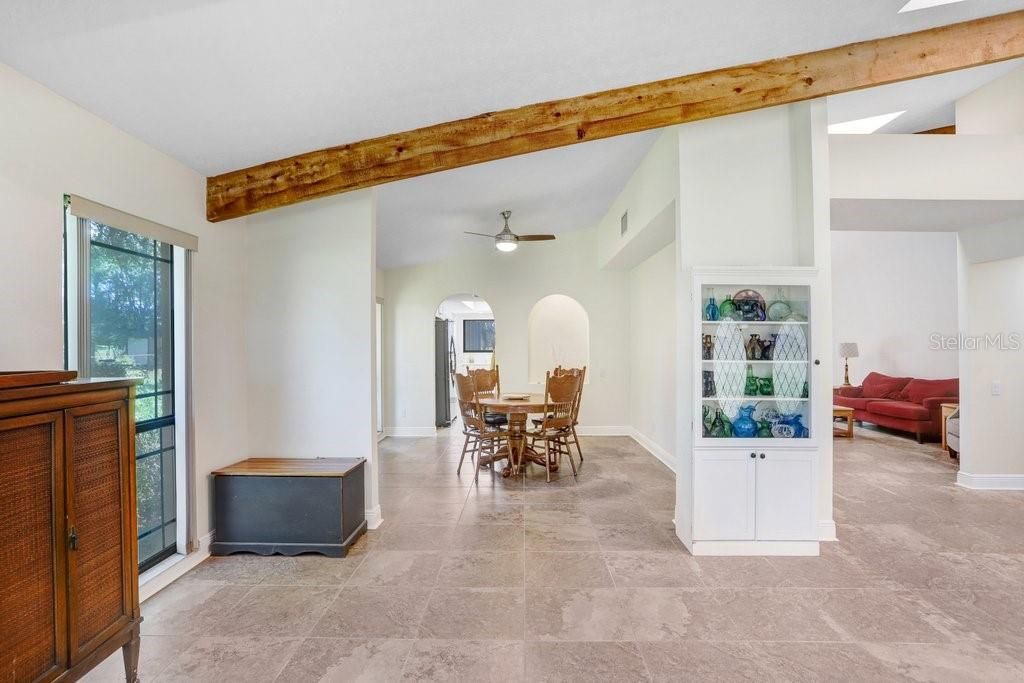 合同活跃: $600,000 (3 贝兹, 2 浴室, 2322 平方英尺)