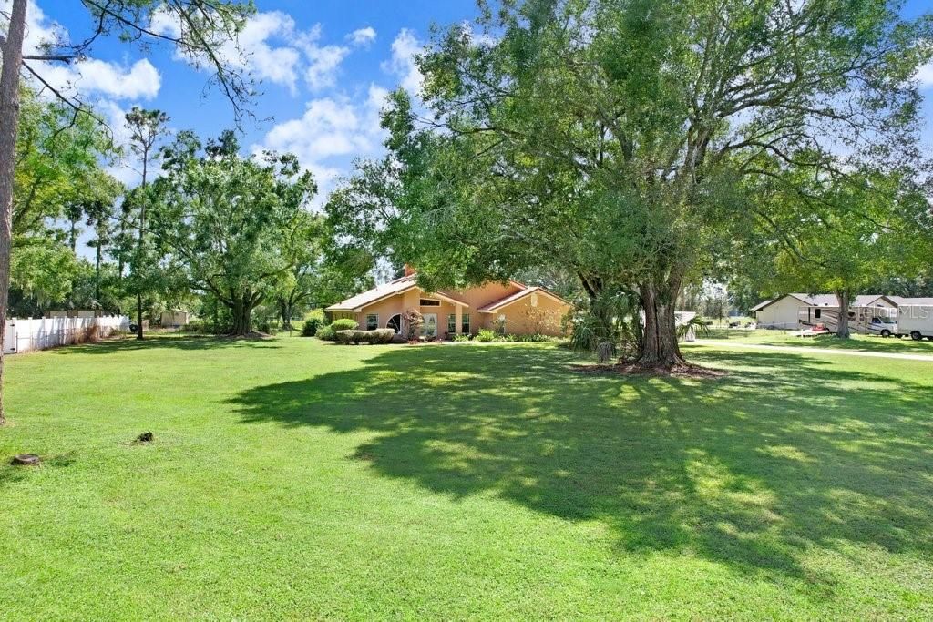 合同活跃: $600,000 (3 贝兹, 2 浴室, 2322 平方英尺)