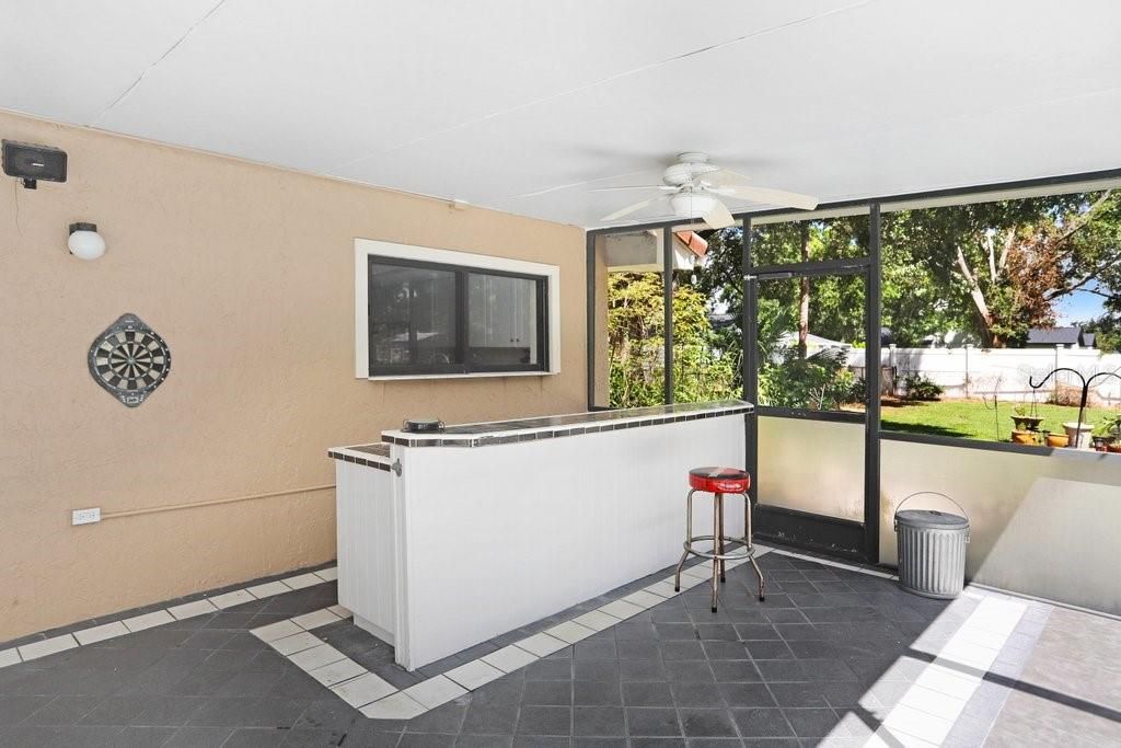 合同活跃: $600,000 (3 贝兹, 2 浴室, 2322 平方英尺)