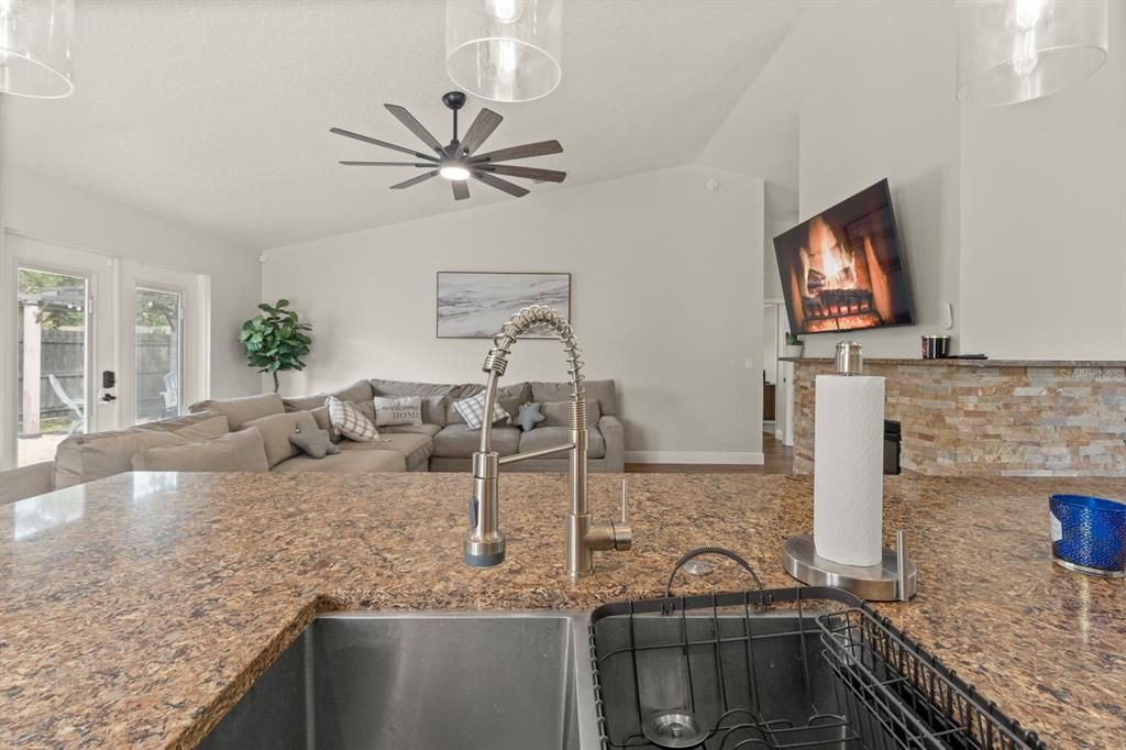 На продажу: $564,900 (4 спален, 2 ванн, 2426 Квадратных фут)