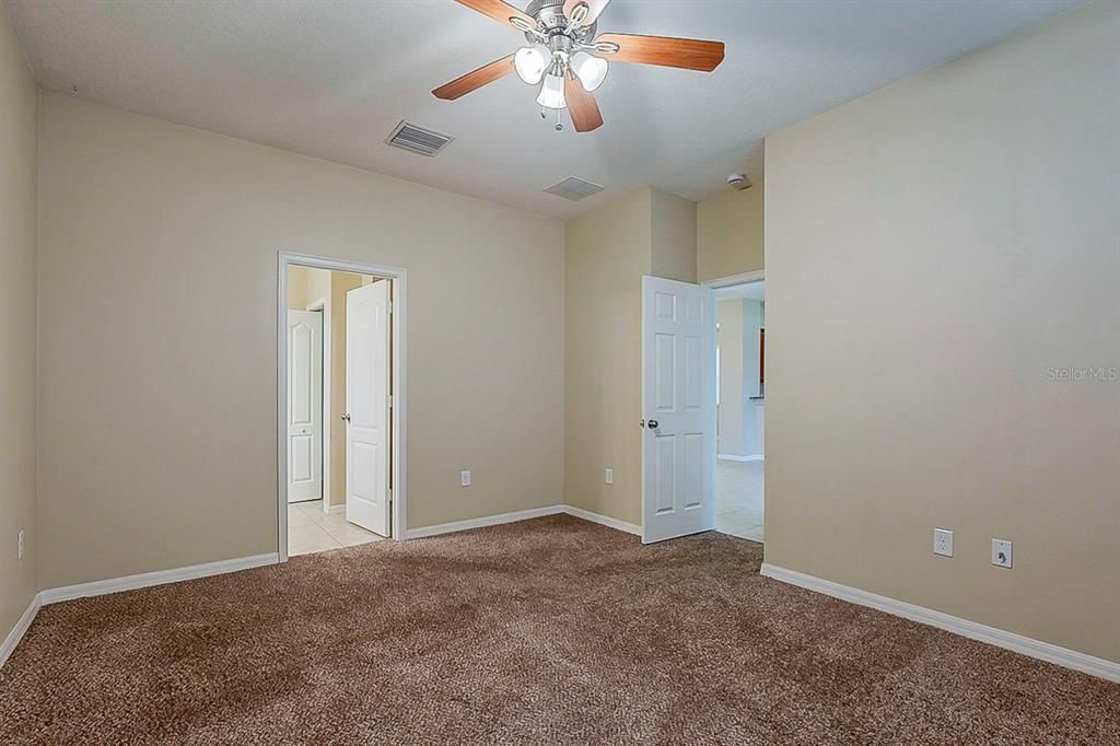 Под контрактом: $314,900 (3 спален, 2 ванн, 1686 Квадратных фут)