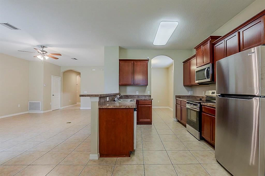 Под контрактом: $314,900 (3 спален, 2 ванн, 1686 Квадратных фут)