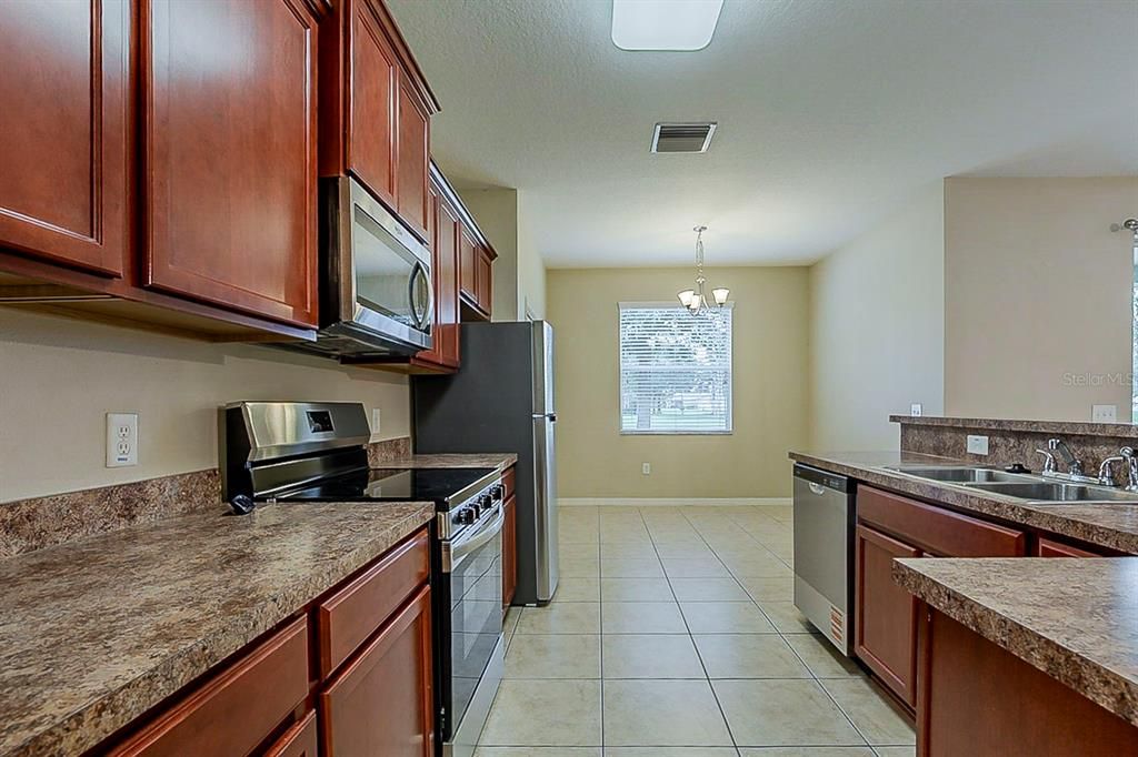 Под контрактом: $314,900 (3 спален, 2 ванн, 1686 Квадратных фут)