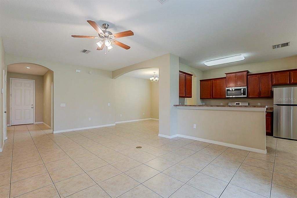 Под контрактом: $314,900 (3 спален, 2 ванн, 1686 Квадратных фут)