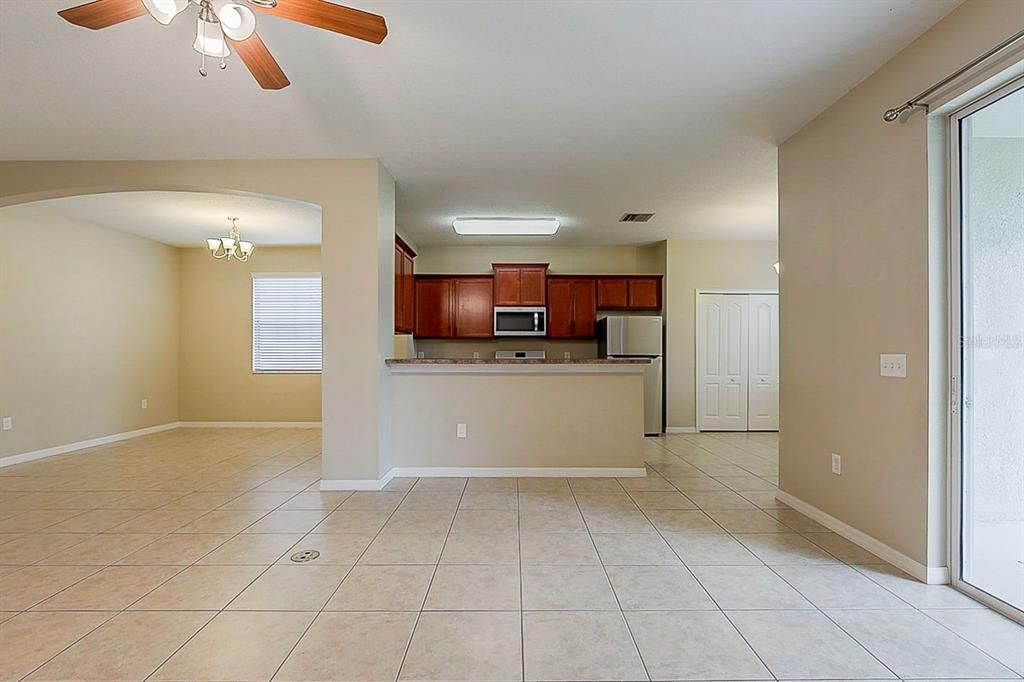 Под контрактом: $314,900 (3 спален, 2 ванн, 1686 Квадратных фут)