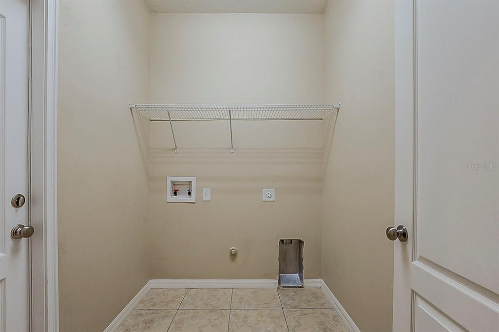 Под контрактом: $314,900 (3 спален, 2 ванн, 1686 Квадратных фут)