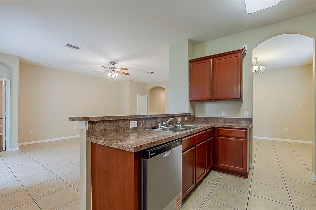 Под контрактом: $314,900 (3 спален, 2 ванн, 1686 Квадратных фут)