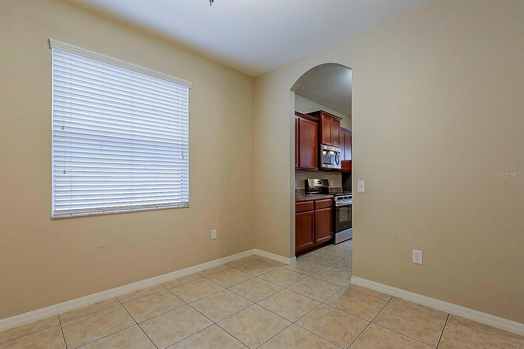 Под контрактом: $314,900 (3 спален, 2 ванн, 1686 Квадратных фут)