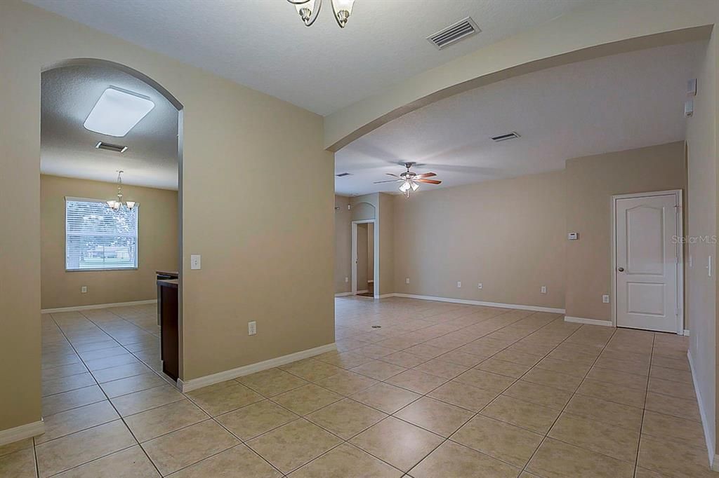 Под контрактом: $314,900 (3 спален, 2 ванн, 1686 Квадратных фут)