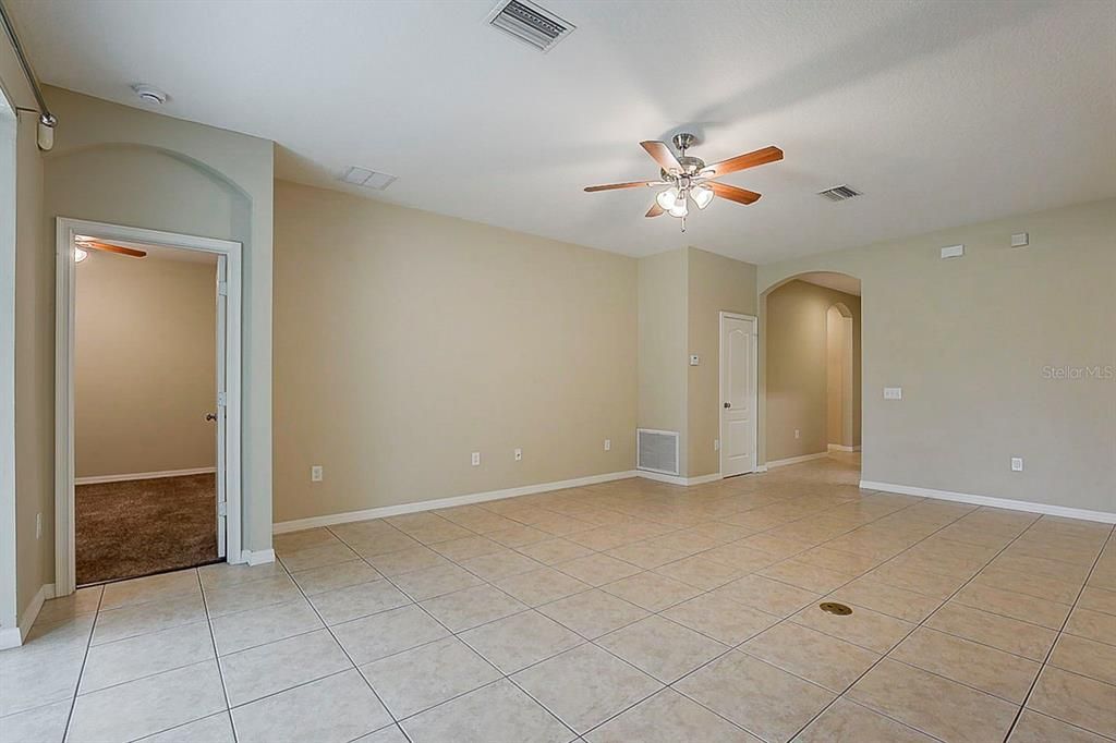 Под контрактом: $314,900 (3 спален, 2 ванн, 1686 Квадратных фут)