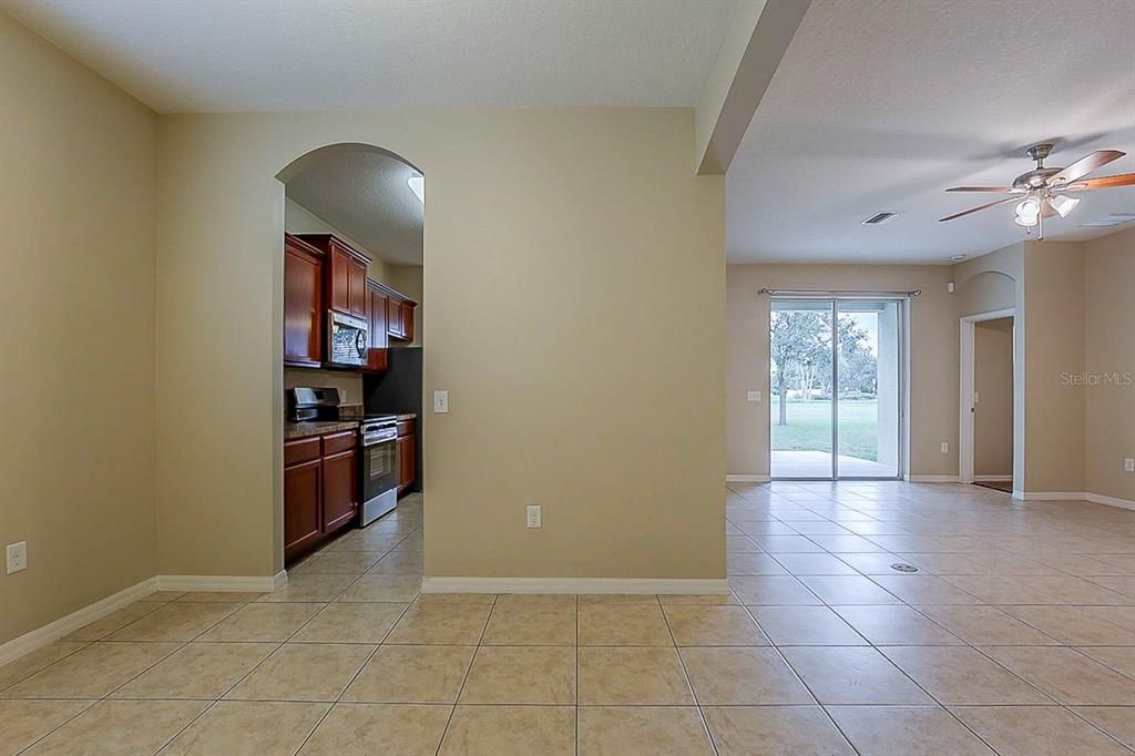 Под контрактом: $314,900 (3 спален, 2 ванн, 1686 Квадратных фут)