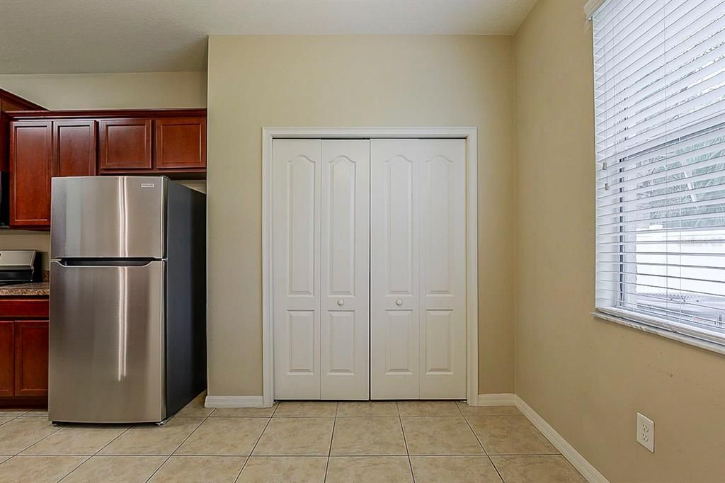 Под контрактом: $314,900 (3 спален, 2 ванн, 1686 Квадратных фут)