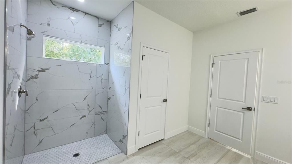 En Venta: $315,000 (4 camas, 2 baños, 1833 Pies cuadrados)