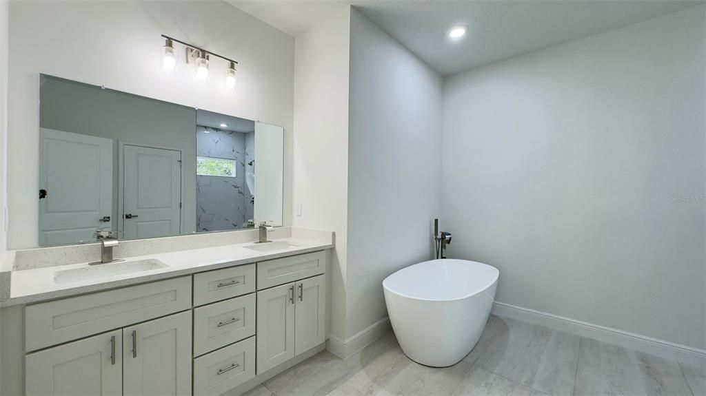 En Venta: $315,000 (4 camas, 2 baños, 1833 Pies cuadrados)