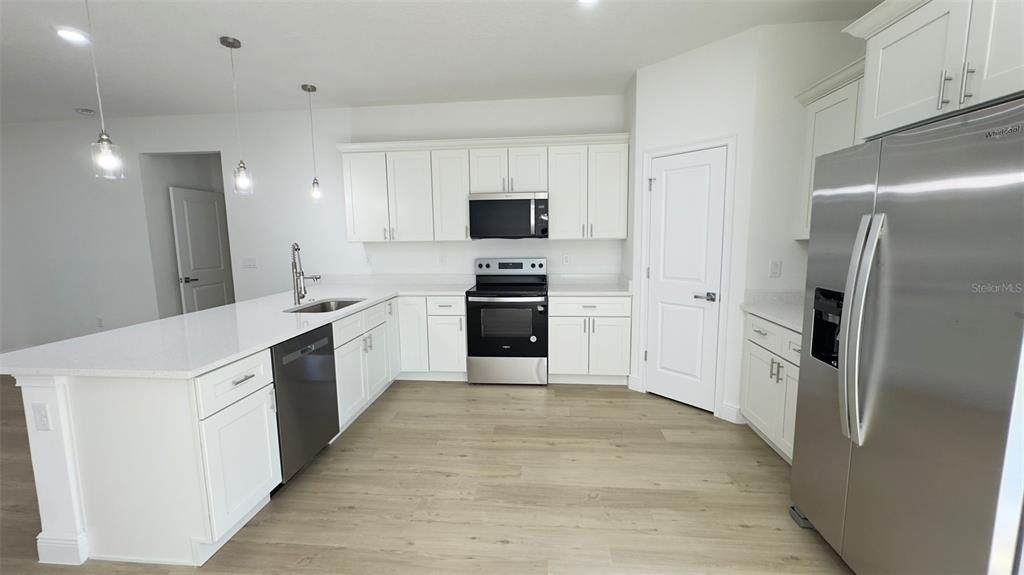 En Venta: $315,000 (4 camas, 2 baños, 1833 Pies cuadrados)