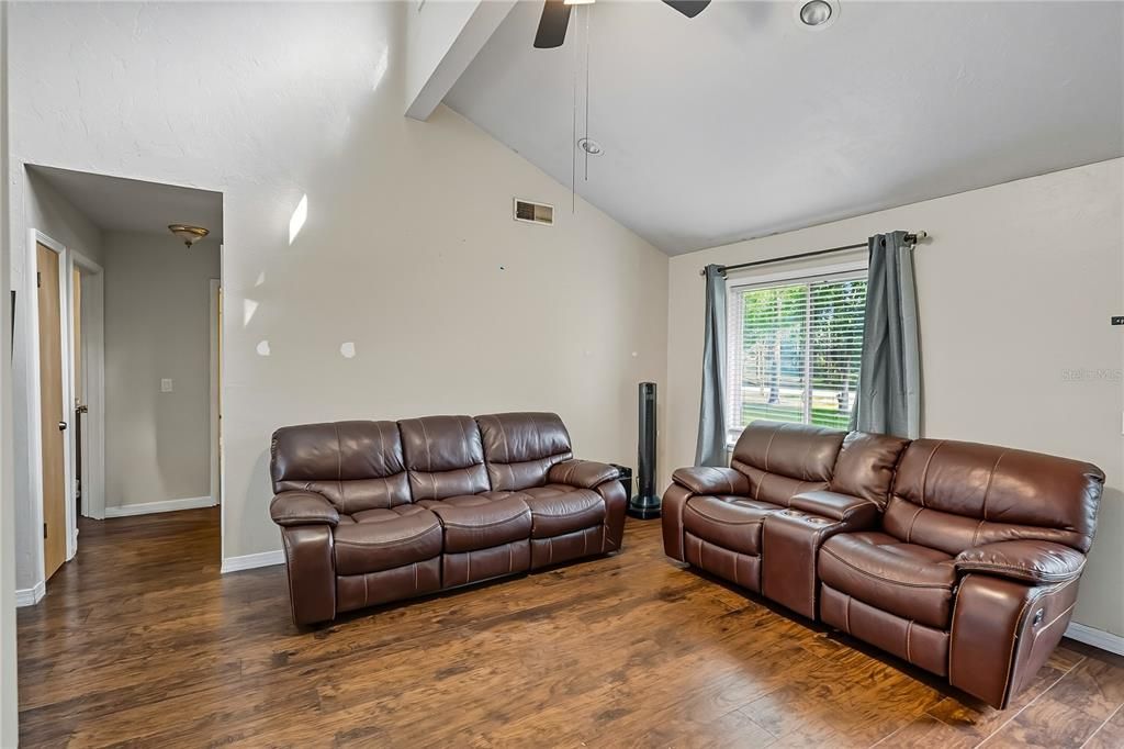 For Sale: $270,000 (3 beds, 2 baths, 1092 Square Feet)