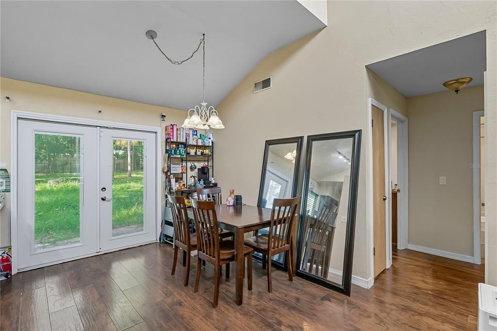 For Sale: $270,000 (3 beds, 2 baths, 1092 Square Feet)