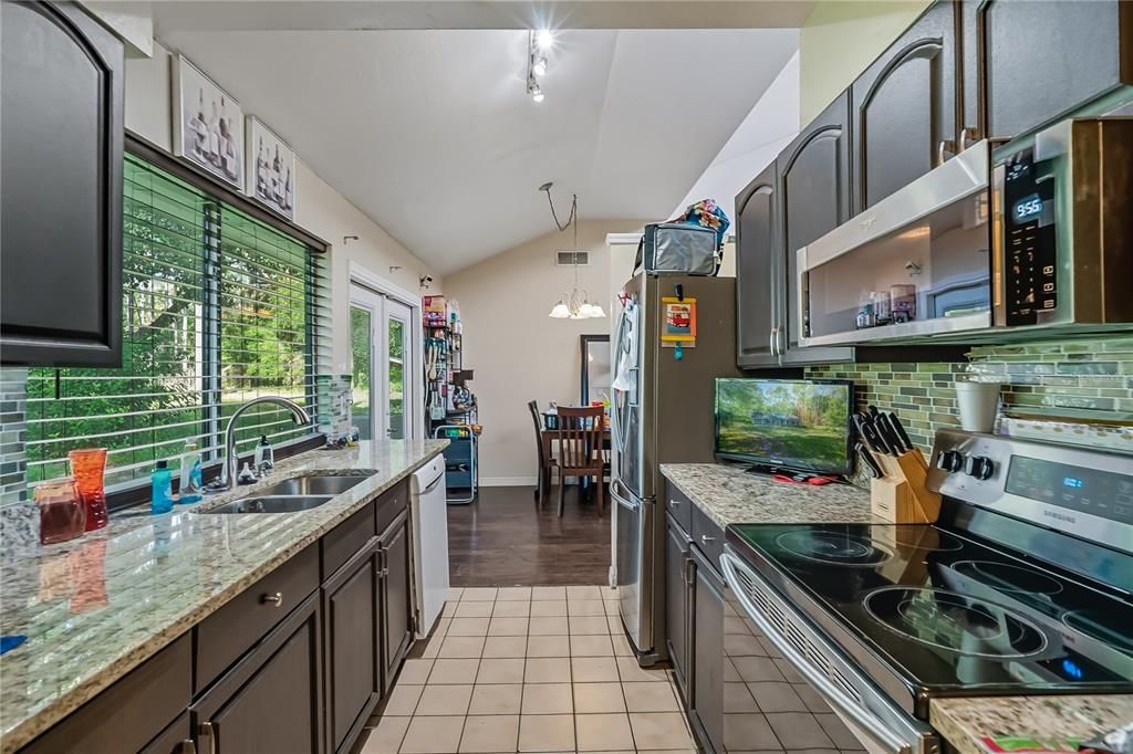 For Sale: $270,000 (3 beds, 2 baths, 1092 Square Feet)