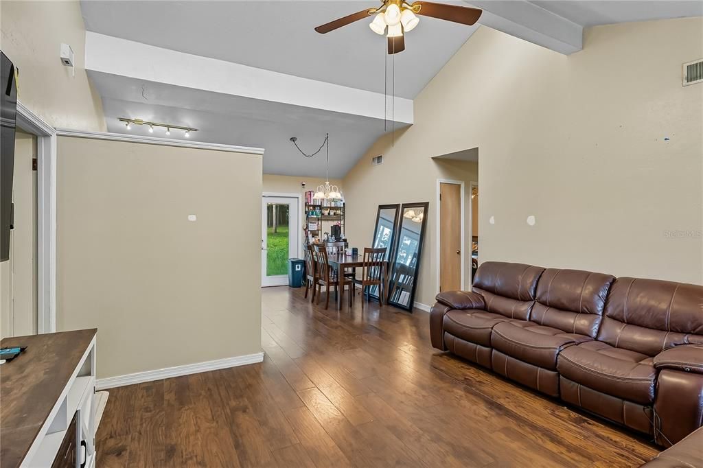 For Sale: $270,000 (3 beds, 2 baths, 1092 Square Feet)