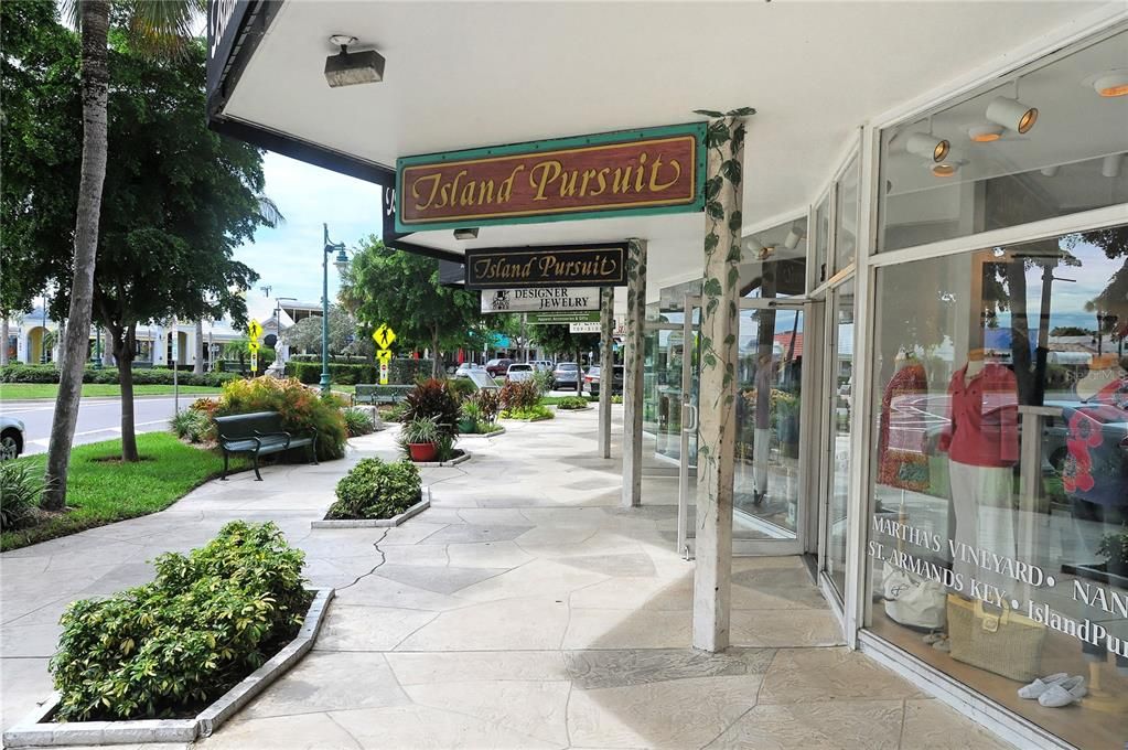 For Sale: $499,000 (1 beds, 1 baths, 641 Square Feet)