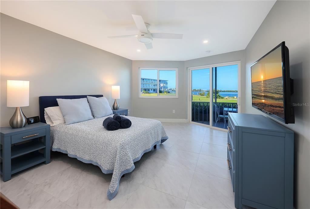 For Sale: $499,000 (1 beds, 1 baths, 641 Square Feet)