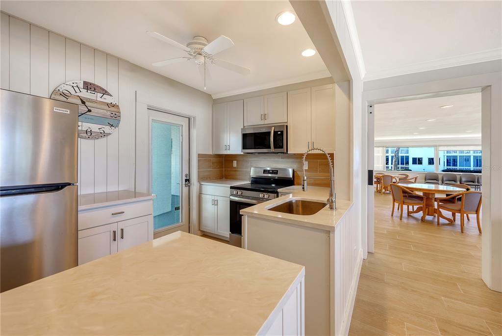 For Sale: $499,000 (1 beds, 1 baths, 641 Square Feet)