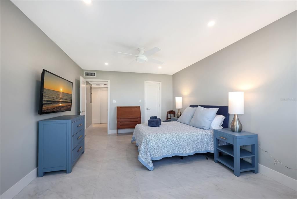 For Sale: $499,000 (1 beds, 1 baths, 641 Square Feet)