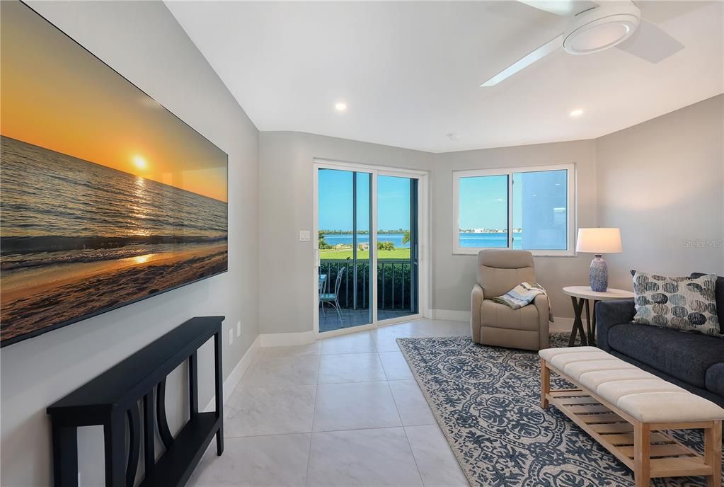 For Sale: $499,000 (1 beds, 1 baths, 641 Square Feet)